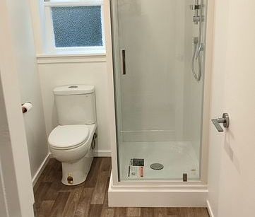 Recently renovated 2BR Flat in Tawa, Wellington - Photo 3