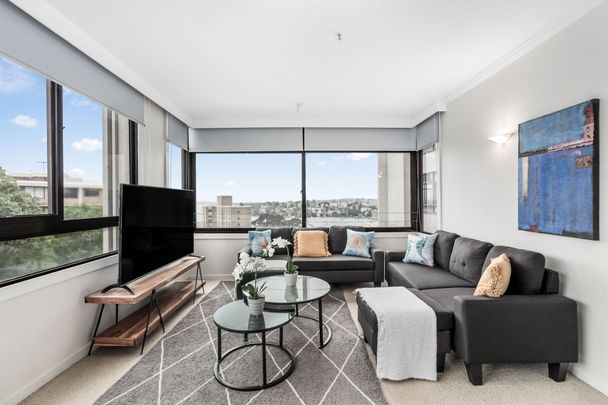 Spacious Three-Bedroom Apartment with Iconic Sydney Views - Photo 1