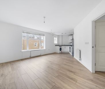 Flat to rent - Wells View Drive, Bromley, BR2 - Photo 2