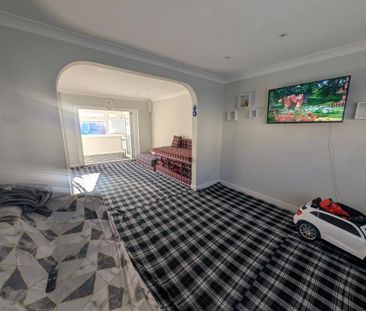 3 bedroom semi-detached house to rent - Photo 2