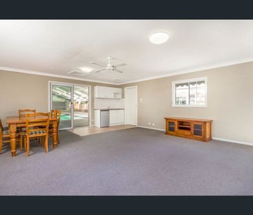 Spacious 5-Bedroom Family Home in Peaceful Pitt Town Setting - Photo 2