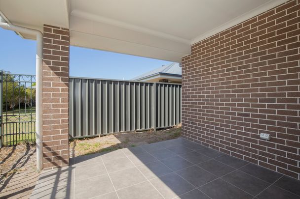 Tidy, Beachside 4 Bedroom Home with Ducted Air Con - Photo 1