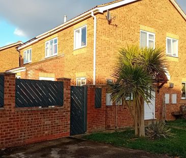 2 bedroom end of terrace house to rent - Photo 2