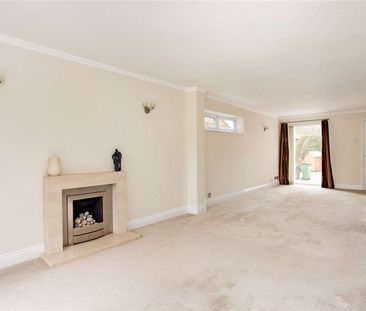 A bright 4 bedroom detached family home with garage and off street parking - Photo 4