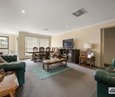 Beautiful Three Bedroom Townhouse - Photo 2