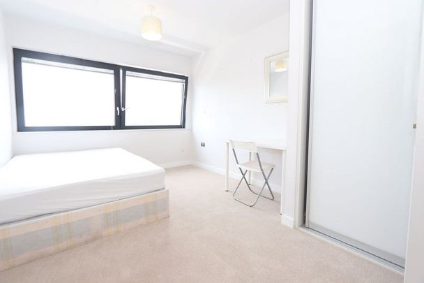 Room in a Shared Flat, Lambarde Square, SE10 - Photo 1