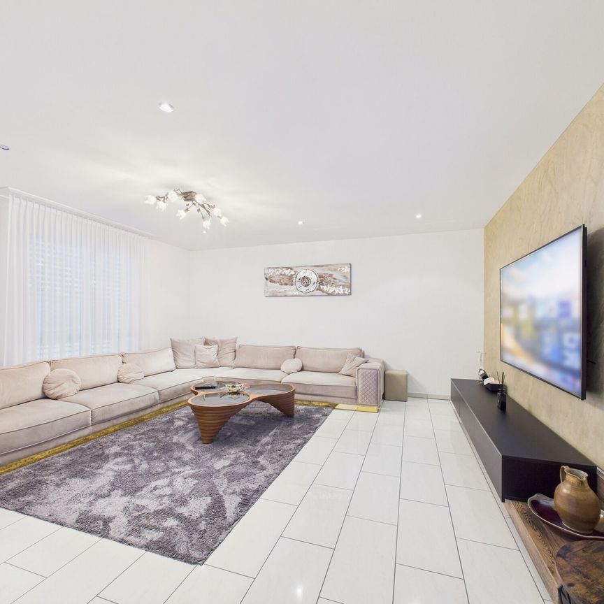 Modern 6.5-room semi-detached house in Uznach - Photo 1