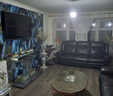 3 Bed Semi-Detached House, Cedar Close, LS12 - Photo 2