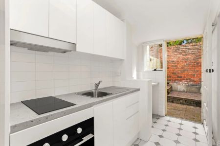 Newly refurbished charming one-bedroom terrace awaits! - Photo 3