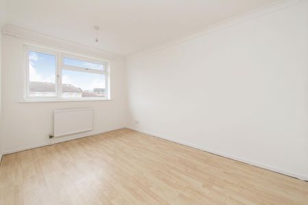 3 bedroom house to rent Dorking Crescent, Clacton-on-Sea, CO16 - Photo 5