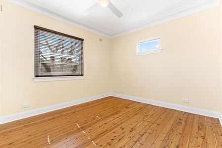 DELIGHTFUL ART DECO UNIT! - Photo 2