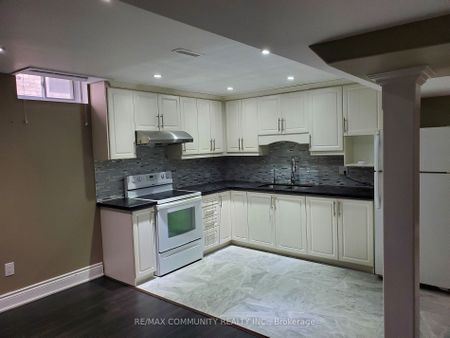 Detached Home For Lease | N8126088 - Photo 5