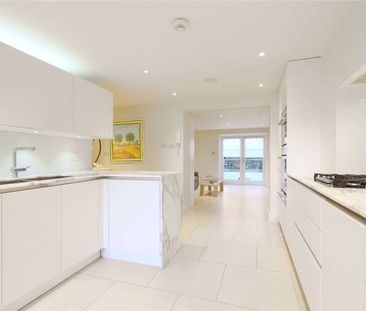 A stunning four bedroom family home in Canonbury close to amenities... - Photo 3