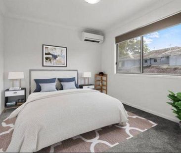 Stylish & spacious townhouse with 4 split air conditioners - Photo 6