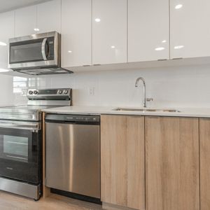 Large, Luxurious, Completely Renovated Large Two Bed Apartment in East York - Photo 3