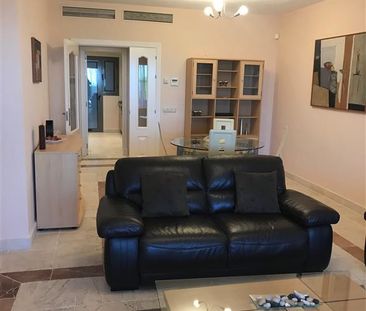 Apartamento planta baja en alquiler en Benahavis - Photo 2