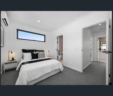 A Stylish Townhouse Designed for Comfortable Modern Living - Photo 5