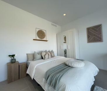 Travessera de Collblanc, L'Hospitalet de Llobregat, Catalonia 08904 - Photo 1