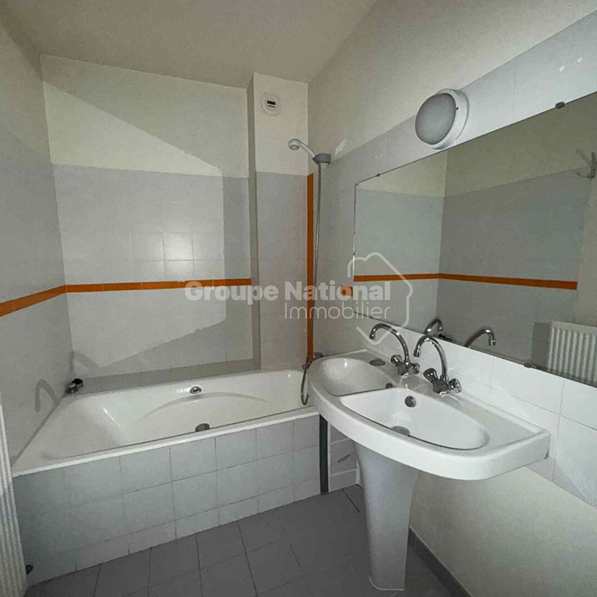 T3 AVEC PARKING EN CENTRE-VILLE, - Photo 1