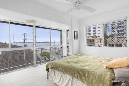 Spacious Two-Level Apartment – Stunning Water Views - Photo 5