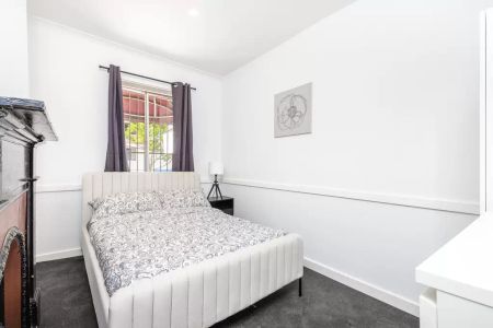 Stylish two-bedroom apartment in the heart of Newtown - Photo 3