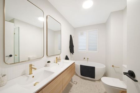 Central apartment basks in quiet bushland privacy - Photo 3