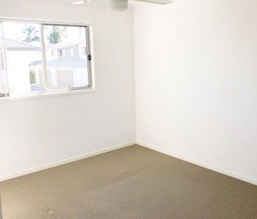 Spacious Townhouse with Double Garage & Private Courtyard For Rent !! - Photo 4