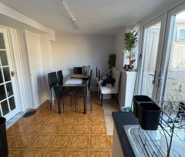 3 bedroom end of terrace house to rent - Photo 2