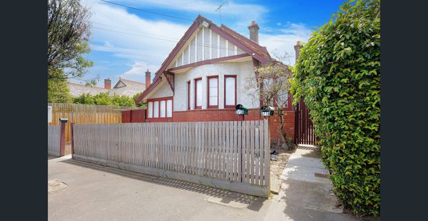 Refurbished Apartment With Sunroom/Study Close To Amenities - Photo 1