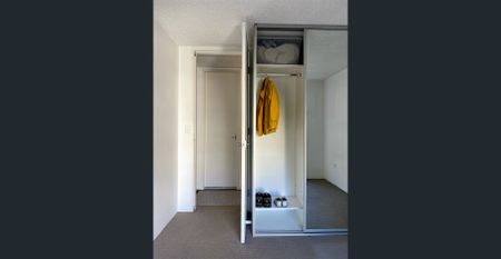 One Bedroom in Stunning Elizabeth Bay - Photo 2