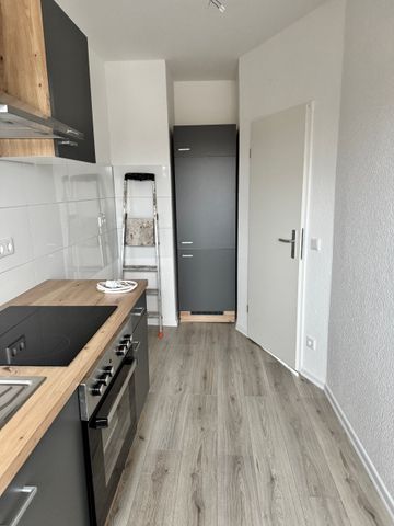 Renovierte und bezugsfertige 2-Zimmer-Wohnung mit neuer Einbauküche! - Photo 4
