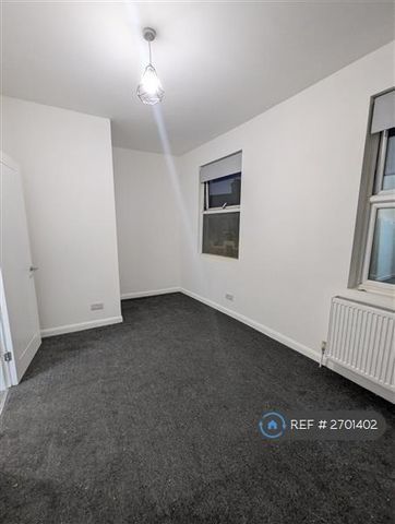 1 bedroom in a flat share to rent - Photo 3