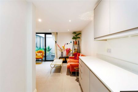 Charming and spacious one bedroom apartment with a patio. - Photo 2