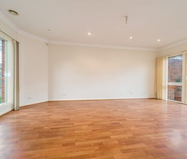 Spacious & Stylish Townhouse in Prime Box Hill Location! - Photo 2