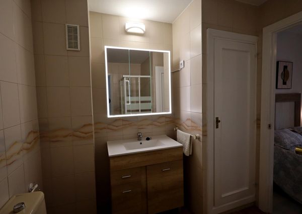 Encantador Piso Reformado en La Carihuela en urbanización con Piscina y Tenis en primera l – tor507ts1
