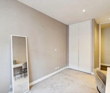 3 bedroom flat in London - Photo 2