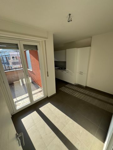 Attico in affitto a Chiasso – Vista panoramica e comfort moderno - Photo 4