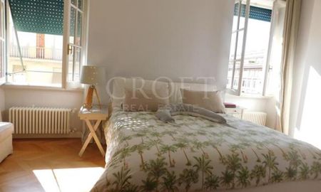 Prati/Vatican: Stylishly renovated, spacious 2 bedroom, 2 baths, a large living room, open-space kitchen, built-in storage, parquet floor, AC, silent, lift, with doorman. Ref #2412 - Photo 3