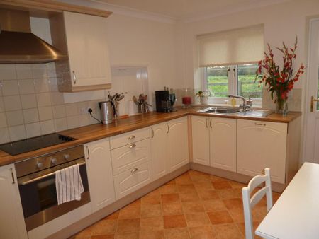 4 bedroom semi-detached bungalow to rent - Photo 5