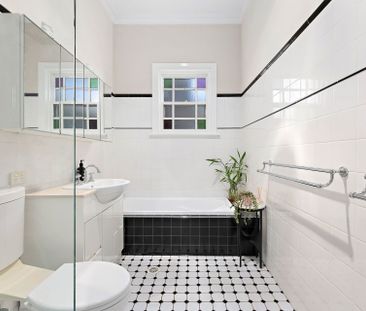 Family Delight Single Level Home, Walk To Metro & Train - Photo 2