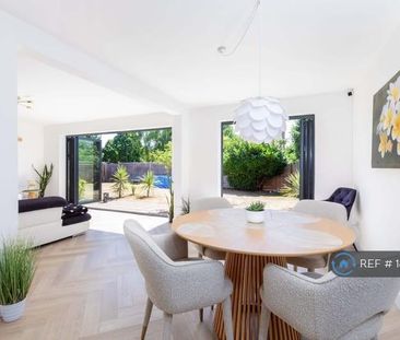 4 bedroom detached house to rent - Photo 2