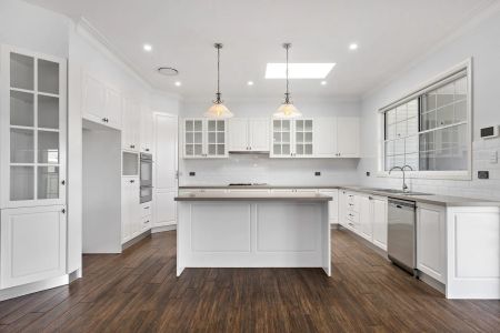 SPACIOUS DOUBLE STOREY 5 BEDROOM FAMILY HOME - Photo 4