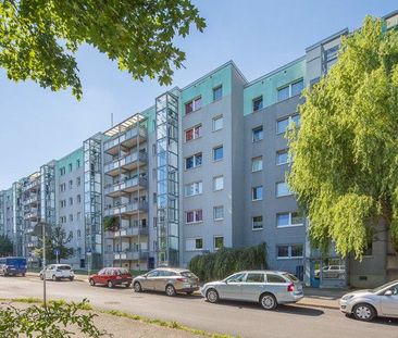 Sanierte Familienwohnung mit Balkon und Aufzug wartet auf Sie! - Foto 2