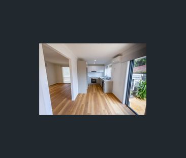 Modern low maintenance home - Photo 5