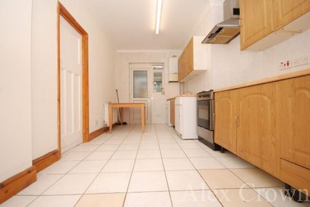 4 bedroom semi-detached house to rent - Photo 4