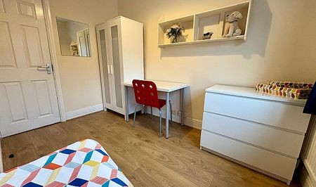 Fantastic 5 bedroom property - Photo 2