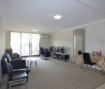 Convenient & Modern One Bedroom Apartment - Photo 2