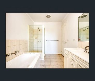 Spacious Townhouse close to all amenities - Photo 5