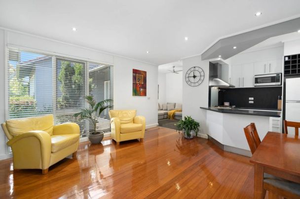 BOUTIQUE VILLA IN PRIZED BEACHSIDE POCKET! - Photo 1