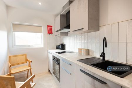 1 bedroom in a house share to rent - Photo 2